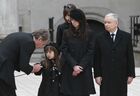 Бывший президент Украины Виктор Ющенко приносит свои соболезнования внучке, дочери и брату Леха Качиньского - Еве, Марте и Ярославу Качиньским - на траурной церемонии прощания с президентом Польши и его супругой. Место: Польша, Краков. Автор: Илья Питалев. Похороны президента Польши и его супруги прошли в Кракове