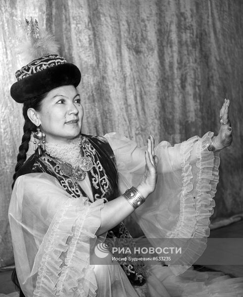 Народная артистка Казахской ССР Шара Жиенкулова