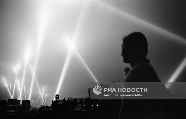 Лучи прожекторов войск ПВО освещают небо Москвы