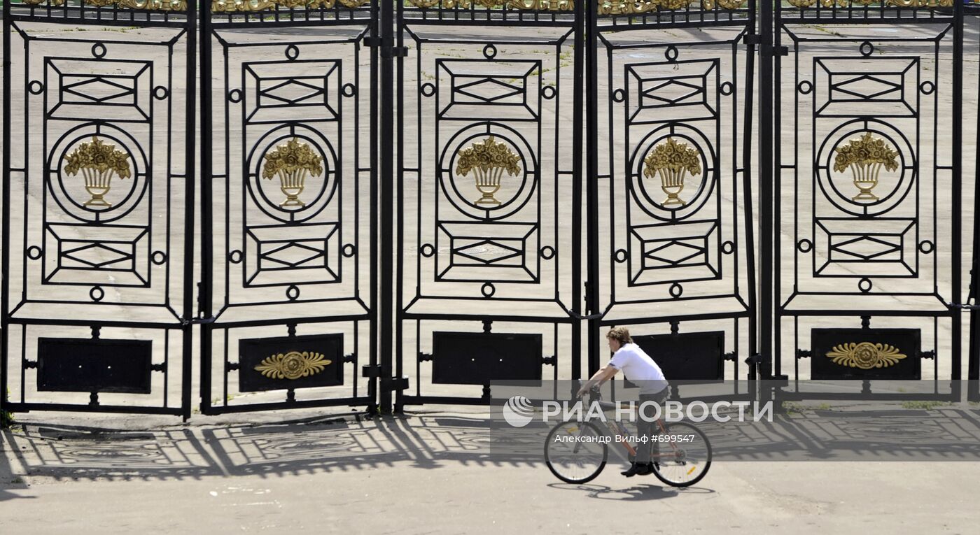 Велосипедист у входа в Центральный парк культуры и отдыха имени М.Горького. Место: Россия, Москва. Автор: Александр Вильф/РИА Новости. ЦПКиО им.М.Горького