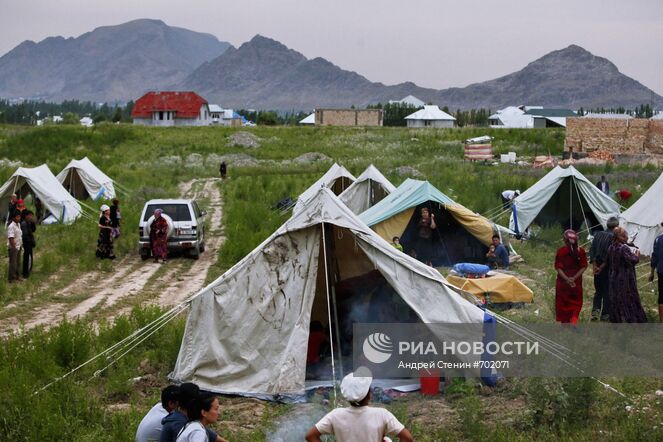Лагерь киргизских беженцев из Сураташа в поле на окраине города Ош. Место: Киргизия, Ош. Автор: Андрей Стенин/РИА Новости. Лагерь киргизских беженцев