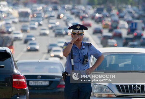 Сотрудник ГИБДД на улице Москвы