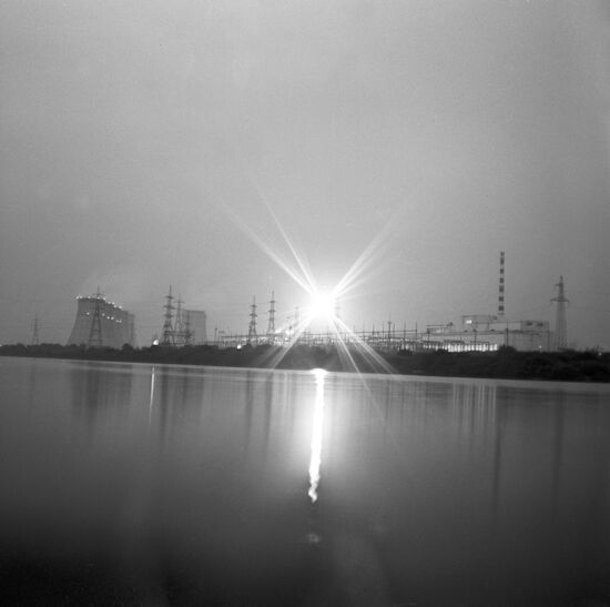 Вид на Нововоронежскую АЭС с Дона ночью