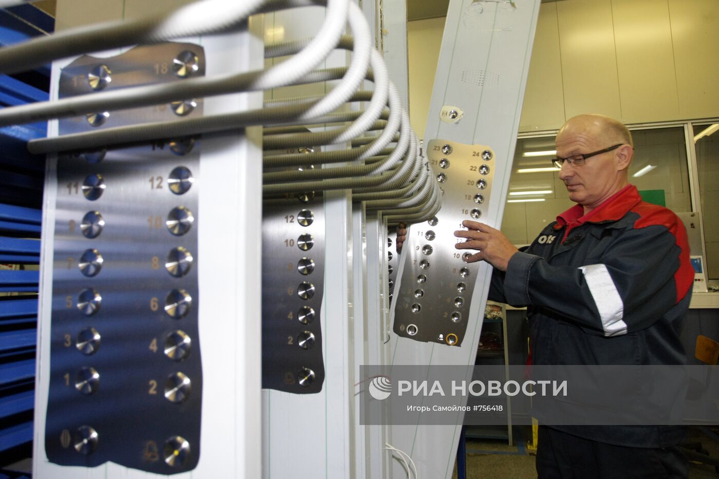 Производство лифтового оборудования в петербургском филиале ООО "ОТИС Лифт". Место: Россия, Санкт-Петербург. Автор: Игорь Самойлов/РИА Новости. Завод по производству лифтового оборудования ООО "ОТИС Лифт"