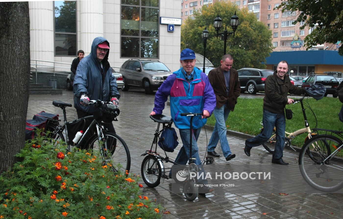 Чиновники с велосипедами у здания Московского городского суда. Место: Россия, Москва. Автор: Петр Чернов/РИА Новости. Акция "День без автомобиля"