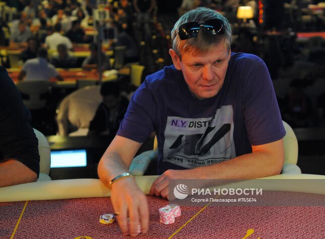 Участник Первого Российского турнира по покеру Russian Masters Poker Cup в казино "Оракул", расположенном в игорной зоне "Азов-Сити". Место: Россия, Краснодарский край. Автор: Сергей Пивоваров/РИА Новости. Участник Первого Российского турнира по покеру