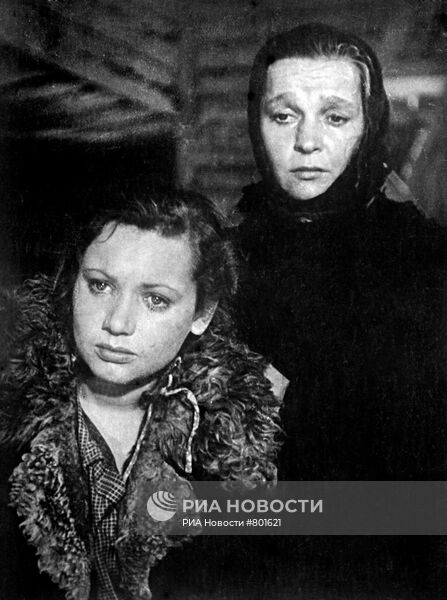 Она защищает родину режиссер. Она защищает родину (1943) ЦОКС. Она защищает родину c верой Марецкой.