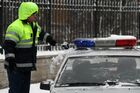 Сотрудник ДПС очищает служебный автомобиль после снегопада в Санкт-Петербурге. Место: Россия, Санкт-Петербург. Автор: Вадим Жернов/РИА Новости. Снегопад в Санкт-Петербурге