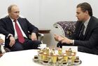 23 ноября 2010 года. Председатель правительства РФ Владимир Путин и американский киноактер Леонардо Ди Каприо (слева направо) беседуют в Михайловском театре после концерта, посвященного Международному форуму по проблемам, связанным с сохранением тигра на Земле. Место: Россия, Санкт-Петербург. Автор: Алексей Дружинин/РИА Новости. Встреча Владимира Путина и Леонардо Ди Каприо в Санкт-Петербурге