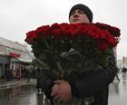 Мужчина держит букет роз, купленный на рынке у Киевского вокзала накануне праздника 8 марта. Место: Россия, Москва. Автор: Георгий Куролесин/РИА Новости. Подготовка к празднованию 8 Марта в Москве