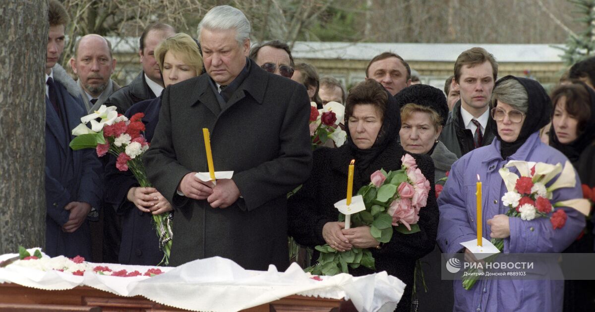 Поминки матери. Наина Ельцина на похоронах Бориса. Похороны Бориса Ельцина 2007.