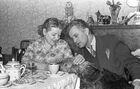 Актер Николай Гриценко (справа) в гостях у актрисы Зои Федоровой (слева). Место: Москва. Автор: Галина Кмит. ГРИЦЕНКО ФЕДОРОВА