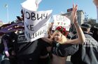 Сотрудники правоохранительных органов задерживают одну из активистов женского движения FEMEN, которые в день открытия Международного форума, посвященного 25-летию Чернобыльской трагедии, провели в Киеве акцию "Бардак в Саркофаг". Место: Украина, Киев. Автор: Григорий Василенко/РИА Новости. Активистки FEMEN проводят в Киеве акцию "Бардак в Саркофаг"