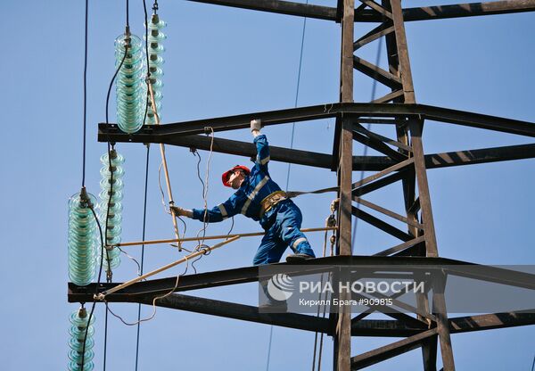 Монтажник проводит плановый ремонт на линии электропередач