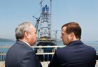 30 июня 2011 года. Президент России Дмитрий Медведев (справа) осматривает строящийся мостовой переход через пролив Босфор Восточный. Место: Россия, Владивосток. Автор: Дмитрий Астахов. Рабочая поездка Д.Медведева во Владивосток