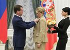 Кремлевская женщина. Медведев награждает девушку в Кремле. Награждение Кремль Новомосковск. Медведев и Касаткина на награждении. Медведев вручает награды женщинам.