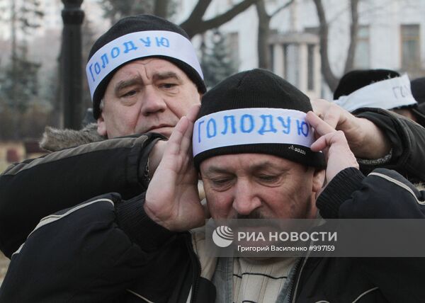 Акция протеста чернобыльцев у здания правительства Украины