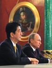 29 апреля 2013. Президент РФ Владимир Путин (справа) и премьер-министр Японии Синдзо Абэ во время совместной пресс-конференции по итогам российско-японских переговоров в Кремле. Место: Россия, Москва. Автор: Михаил Климентьев/РИА Новости. Российско-японские переговоры в Кремле