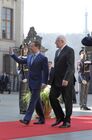 Президент России Дмитрий Медведев и президент Чехии Вацлав Клаус (слева направо) у резиденции главы чешского государства Пражском Граде, где состоится церемония подписания Договора о мерах по дальнейшему сокращению и ограничению стратегических наступательных вооружений. Место: Чехия, Прага. Автор: Сергей Гунеев/РИА Новости. Дмитрий Медведев, Вацлав Клаус
