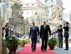 8 апреля 2010 года. Президент России Дмитрий Медведев и президент Чехии Вацлав Клаус (слева направо) у резиденции главы чешского государства Пражском Граде, где состоится церемония подписания Договора о мерах по дальнейшему сокращению и ограничению стратегических наступательных вооружений. Место: Чехия, Прага. Автор: Дмитрий Астахов/РИА Новости. Дмитрий Медведев, Вацлав Клаус