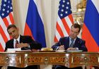 8 апреля 2010 года. Президент России Дмитрий Медведев и президент США Барак Обама (справа налево) во время церемонии подписания Договора о мерах по дальнейшему сокращению и ограничению стратегических наступательных вооружений (СНВ). Церемония прошла в Испанском зале резиденции президента Чехии Пражском Граде. Место: Чехия, Прага. Автор: Дмитрий Астахов/РИА Новости. Дмитрий Медведев и Барак Обама подписали новый договор по СНВ