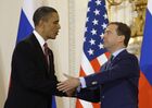 8 апреля 2010 года. Президент России Дмитрий Медведев и президент США Барак Обама (справа налево) во время церемонии подписания Договора о мерах по дальнейшему сокращению и ограничению стратегических наступательных вооружений (СНВ). Церемония прошла в Испанском зале резиденции президента Чехии Пражском Граде. Место: Чехия, Прага. Автор: Дмитрий Астахов/РИА Новости. Дмитрий Медведев и Барак Обама подписали новый договор по СНВ