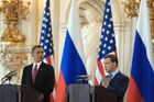Президент России Дмитрий Медведев и президент США Барак Обама (справа налево) во время совместной пресс-конференции после церемонии подписания Договора о мерах по дальнейшему сокращению и ограничению стратегических наступательных вооружений (СНВ). Церемония прошла в Испанском зале резиденции президента Чехии Пражском Граде. Место: Чехия, Прага. Автор: Сергей Гунеев/РИА Новости. Совместная пресс-конференция Дмитрия Медведева и Барака Обамы