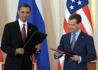 Президент России Дмитрий Медведев и президент США Барак Обама (справа налево) во время церемонии подписания Договора о мерах по дальнейшему сокращению и ограничению стратегических наступательных вооружений (СНВ). Церемония прошла в Испанском зале резиденции президента Чехии Пражском Граде. Место: Чехия, Прага. Автор: Сергей Гунеев/РИА Новости. Дмитрий Медведев и Барак Обама подписали новый договор по СНВ