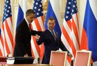 8 апреля 2010 года. Президент России Дмитрий Медведев и президент США Барак Обама (справа налево) во время совместной пресс-конференции после церемонии подписания Договора о мерах по дальнейшему сокращению и ограничению стратегических наступательных вооружений (СНВ). Церемония прошла в Испанском зале резиденции президента Чехии Пражском Граде. Место: Чехия, Прага. Автор: Дмитрий Астахов/РИА Новости. Совместная пресс-конференция Дмитрия Медведева и Барака Обамы