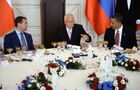8 апреля 2010 года. Президент России Дмитрий Медведев (слева) и президент США Барак Обама (справа ) во время приема у президента Чехии Вацлава Клауса (в центре) в резиденции главы чешского государства Пражском Граде. Место: Чехия, Прага. Автор: Дмитрий Астахов/РИА Новости. Прием у президента Чехии Вацлава Клауса
