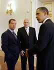 8 апреля 2010 года. Президент России Дмитрий Медведев и президент США Барак Обама слева направо на первом плаене) в резиденции президента Чехии в Пражском Граде после совместной пресс-конференции. В центре на втором плане -президент Чехии Вацлав Клаус. Место: Чехия, Прага. Автор: Дмитрий Астахов/РИА Новости. Совместная пресс-конференция Дмитрия Медведева и Барака Обамы