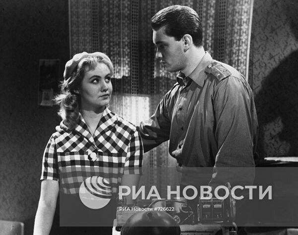 Людмила Мерщий и Владимир Новиков в кинофильме "Им было 19"