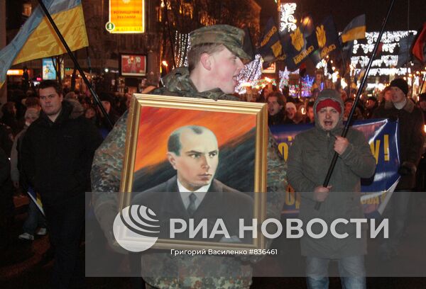 Факельное шествие националистов в честь дня рождения Бандеры