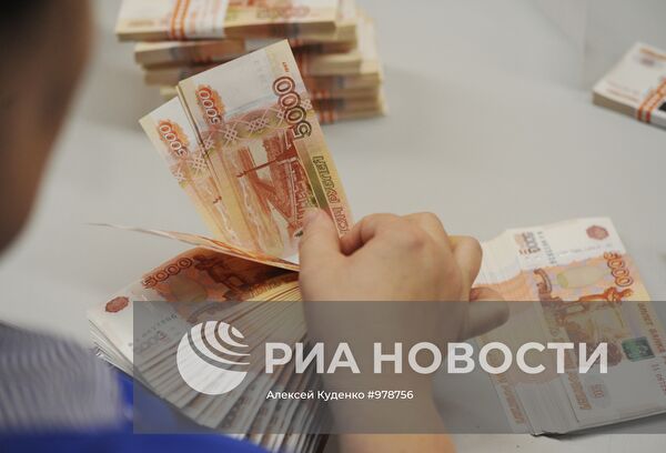 Печать денежных купюр на фабрике ФГУП "Гознак" в Перми