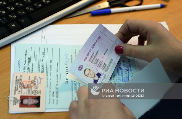 В России начали выдавать водительские удостоверения нового образца