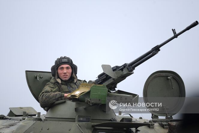 Военнослужащий в многоцелевом лёгком бронированном транспортёре-тягаче МТ-ЛБ в варианте с крупнокалиберным пулемётом "Утёс" (МТ-ЛБ ВМ) во время полевых учений на полигоне "Кадамовский" в Ростовской области. Место: Россия, Ростовская область. Автор: Сергей Пивоваров/РИА Новости. Военные учения в Ростовской области
