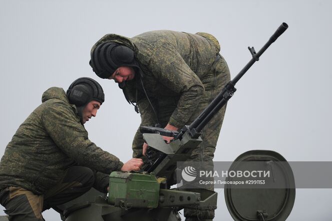 Военнослужащие производят перезарядку на многоцелевом лёгком бронированном транспортёре-тягаче МТ-ЛБ в варианте с крупнокалиберным пулемётом "Утёс" (МТ-ЛБ ВМ) во время полевых учений на полигоне "Кадамовский" в Ростовской области. Место: Россия, Ростовская область. Автор: Сергей Пивоваров/РИА Новости. Военные учения в Ростовской области