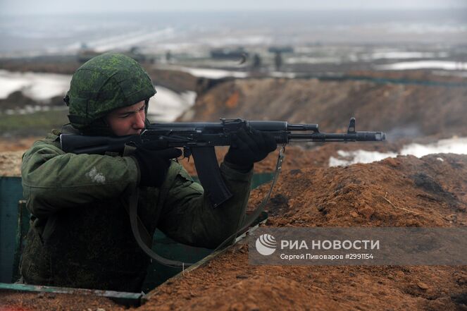 Военнослужащий во время полевых учений на полигоне "Кадамовский" в Ростовской области. Место: Россия, Ростовская область. Автор: Сергей Пивоваров/РИА Новости. Военные учения в Ростовской области