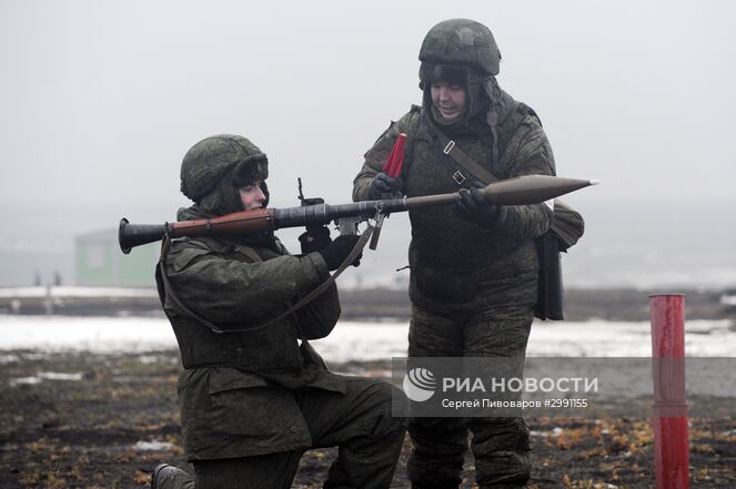 Военнослужащие проводят занятия с ручным противотанковым гранатометом РПГ-7В во время полевых учений на полигоне "Кадамовский" в Ростовской области. Место: Россия, Ростовская область. Автор: Сергей Пивоваров/РИА Новости. Военные учения в Ростовской области