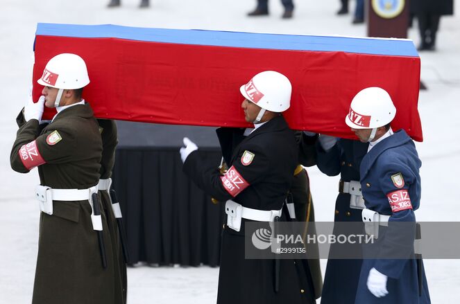 Церемония прощания с послом РФ в Турции Андреем Карловым в аэропорту Анкары (Изображение является раздаточным материалом, предоставлено третьей стороной. Только редакционное использование. Запрет на архивирование, коммерческое использование, рекламную кампанию). Фото ANADOLU/РИА Новости. Место: Турция, Анкара. Прощание с российским послом А. Карловым в аэропорту Анкары