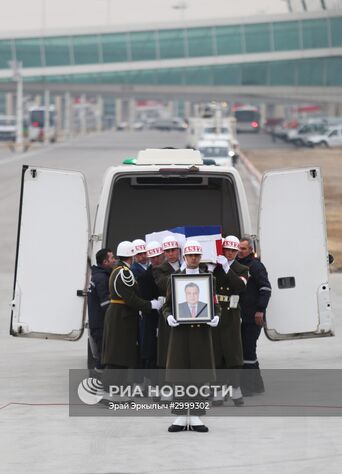 Церемония прощания с российским послом Андреем Карловым в аэропорту Анкары. Место: Турция, Анкара. Автор: Эрай Эркылыч/РИА Новости. Прощание с российским послом А. Карловым в аэропорту Анкары