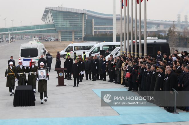 Прощание с российским послом А. Карловым в аэропорту Анкары