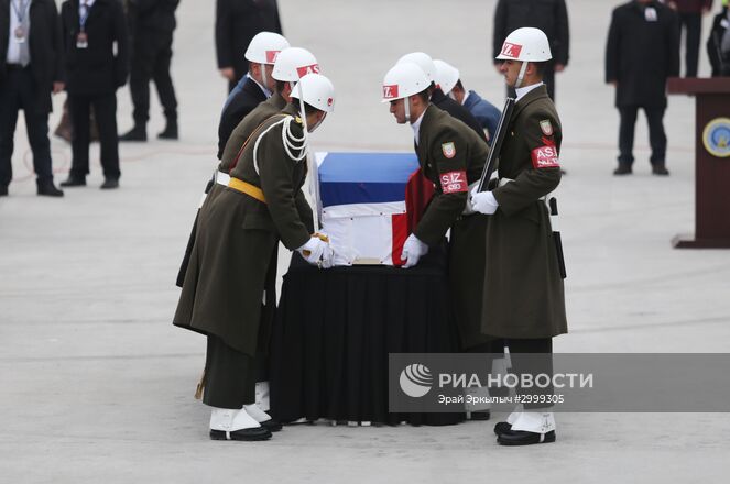 Церемония прощания с российским послом Андреем Карловым в аэропорту Анкары. Место: Турция, Анкара. Автор: Эрай Эркылыч/РИА Новости. Прощание с российским послом А. Карловым в аэропорту Анкары