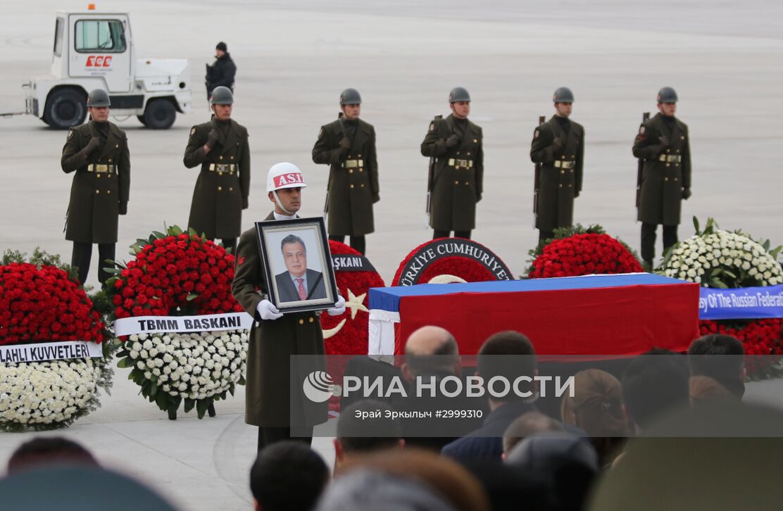 Церемония прощания с российским послом Андреем Карловым в аэропорту Анкары. Место: Турция, Анкара. Автор: Эрай Эркылыч/РИА Новости. Прощание с российским послом А. Карловым в аэропорту Анкары