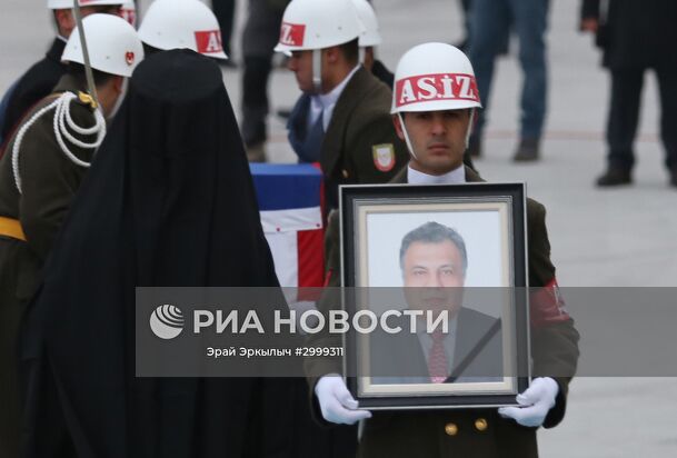 Церемония прощания с российским послом Андреем Карловым в аэропорту Анкары. Место: Турция, Анкара. Автор: Эрай Эркылыч/РИА Новости. Прощание с российским послом А. Карловым в аэропорту Анкары
