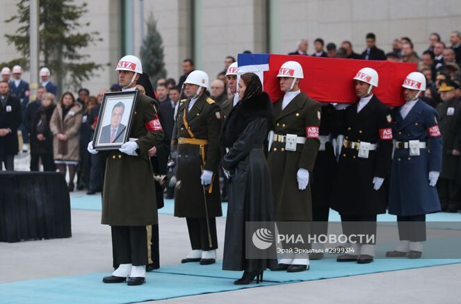 Церемония прощания с российским послом Андреем Карловым в аэропорту Анкары. Место: Турция, Анкара. Автор: Эрай Эркылыч/РИА Новости. Прощание с российским послом А. Карловым в аэропорту Анкары