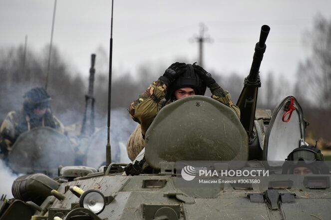 Участник совместных российско-белорусских учений тактических групп ВДВ в Витебской области Белоруссии. Место: Белоруссия, Витебская область. Автор: Максим Блинов/РИА Новости. Международные тактические учения ВДВ в Витебске