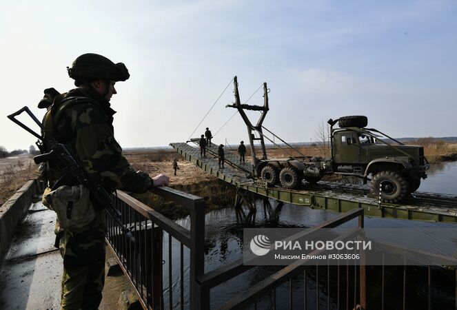 Военнослужащие Республики Беларусь сооружают переправу через реку во время совместных российско-белорусских учений тактических групп ВДВ в Витебской области Белоруссии. Место: Белоруссия, Витебская область. Автор: Максим Блинов/РИА Новости. Международные тактические учения ВДВ в Витебске