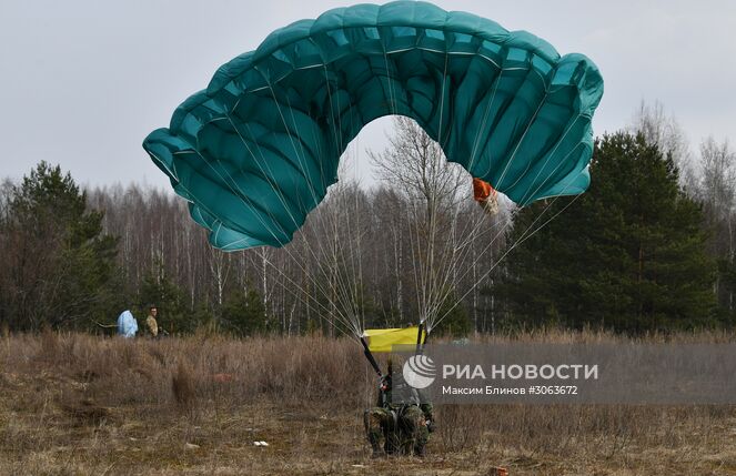 Военнослужащий Республики Белоруссия сил специального назначения осуществляет десантирование в заданную точку во время российско-белорусских учений тактических групп ВДВ в Витебской области Белоруссии. Место: Белоруссия, Витебск. Автор: Максим Блинов/РИА Новости. Международные тактические учения ВДВ в Витебске