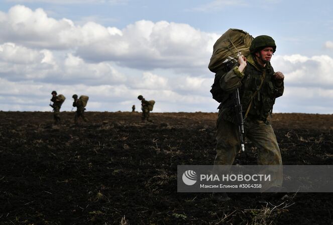 Военнослужащие Белоруссии и России во время высадки десанта во время активной фазы российско-белорусских учений тактических групп ВДВ. Место: Белоруссия, Витебск. Автор: Максим Блинов/РИА Новости. Международные тактические учения ВДВ в Витебске